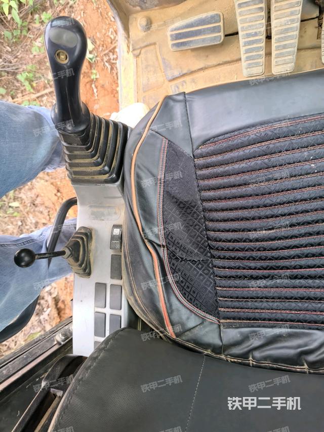 座椅右侧控制台/钥匙门/油门/含右手柄(驾驶室部分) 座椅右侧控制台/钥匙门/油门/含右手柄(驾驶室部分)