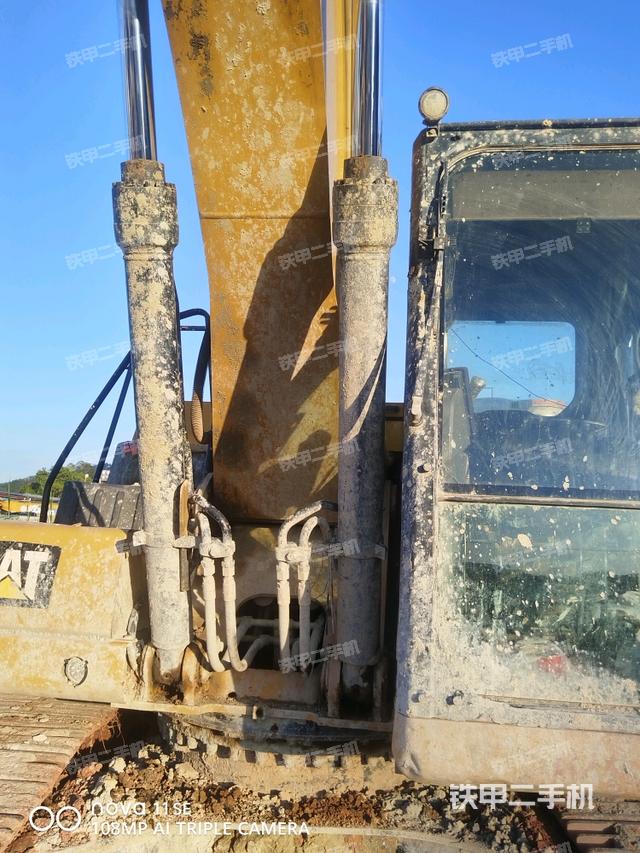 大臂油缸整体 竖拍（工作和回转装置）