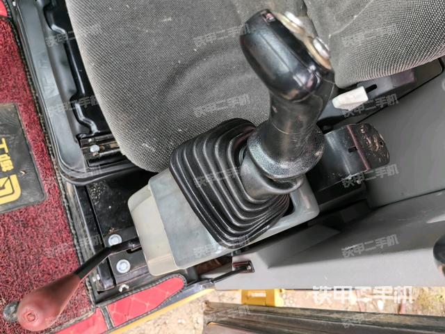 座椅右側(cè)控制臺(tái)/鑰匙門/油門/含右手柄（駕駛室部分）