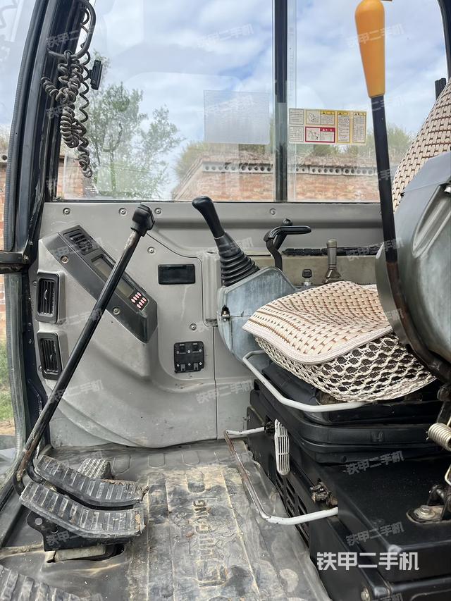 駕駛室頂部（整機(jī)外觀）