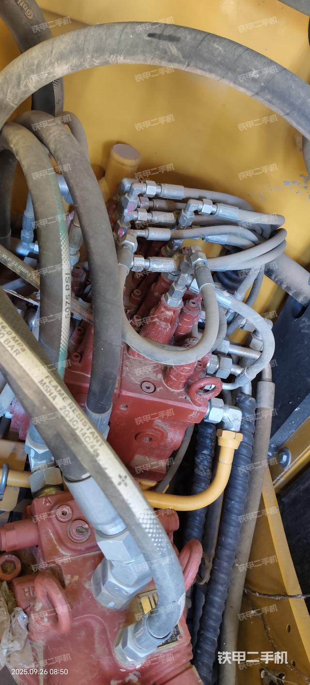 回转马达和主控阀（整机外观）