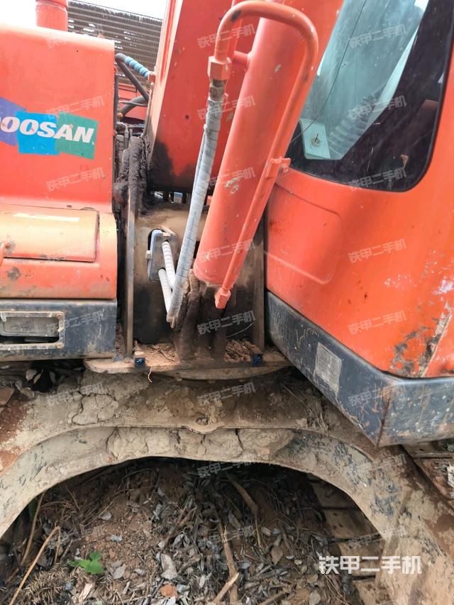 小臂整体右前(工作和回转装置) 小臂整体右前(工作和回转装置)