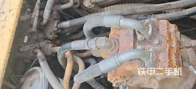 回转马达和主控阀（整机外观）