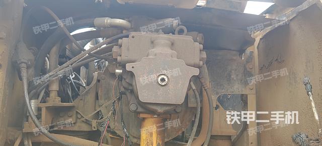 液压泵舱室正面整体（整机外观）