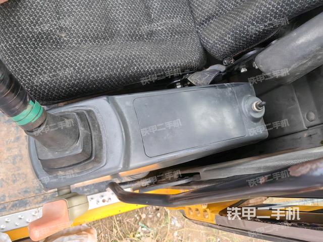 座椅右側(cè)控制臺(tái)/鑰匙門/油門/含右手柄（駕駛室部分）