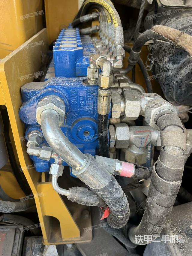 回轉(zhuǎn)馬達(dá)和主控閥(整機(jī)外觀) 回轉(zhuǎn)馬達(dá)和主控閥(整機(jī)外觀)