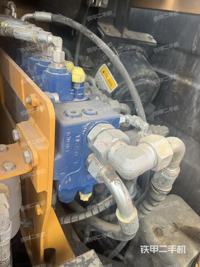 回轉(zhuǎn)馬達(dá)和主控閥（整機(jī)外觀）