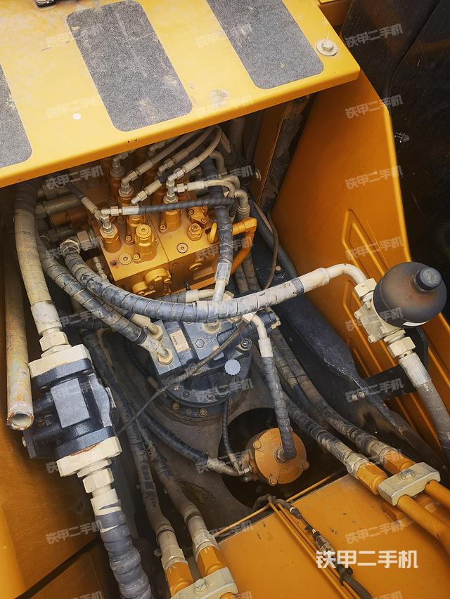 回转马达和主控阀（整机外观）