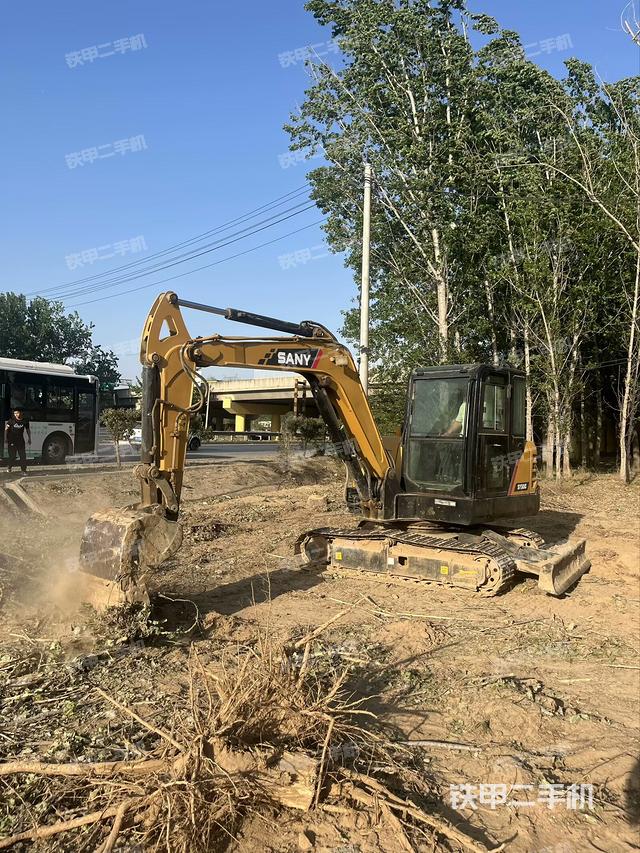 駕駛室整體(整機(jī)外觀) 駕駛室整體(整機(jī)外觀)