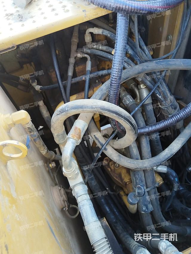 回转马达和主控阀（整机外观）