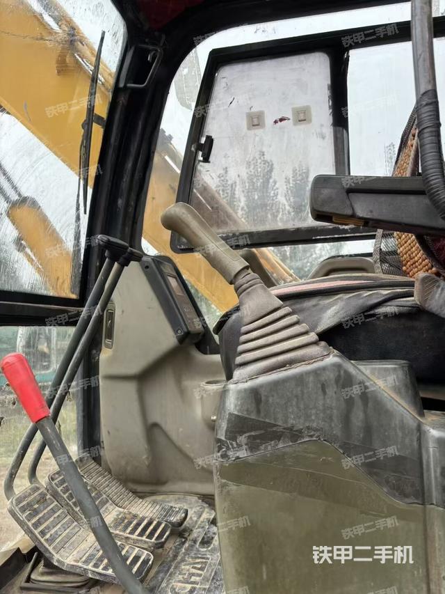 驾驶室顶部（整机外观）