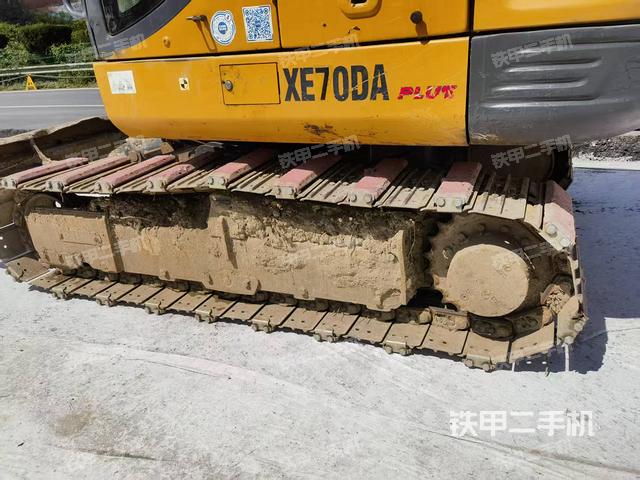 單側(cè)履帶整體(整機(jī)外觀) 單側(cè)履帶整體(整機(jī)外觀)