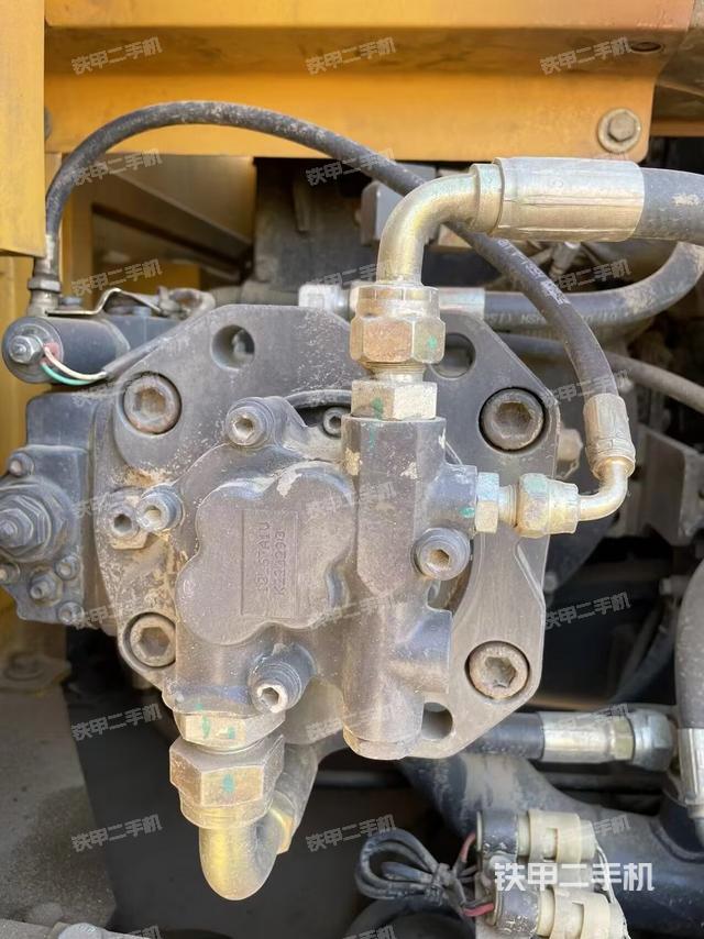 液压泵舱室正面整体（整机外观）