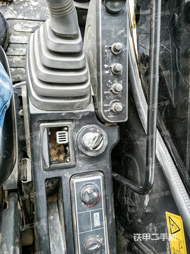 座椅右側(cè)控制臺/鑰匙門/油門/含右手柄（駕駛室部分）