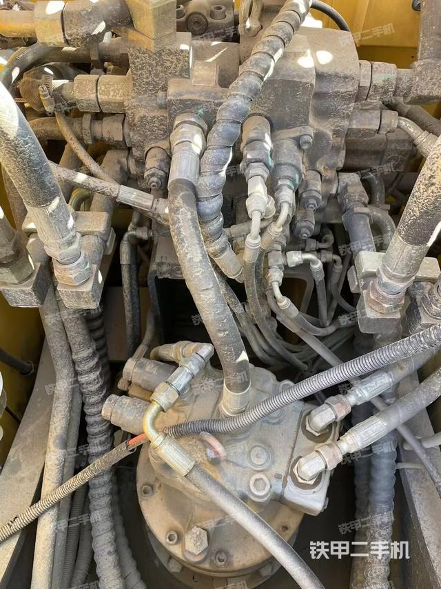 回转马达和主控阀（整机外观）