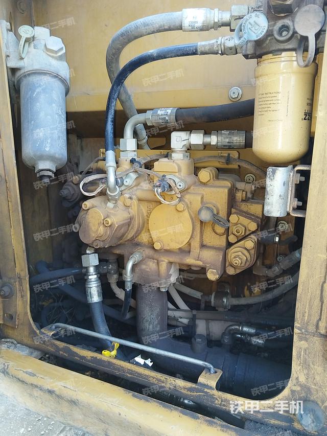 液压泵舱室正面整体（整机外观）