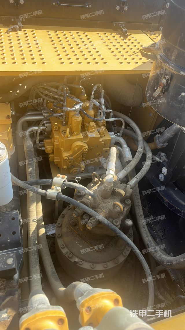 回转马达和主控阀(整机外观) 回转马达和主控阀(整机外观)