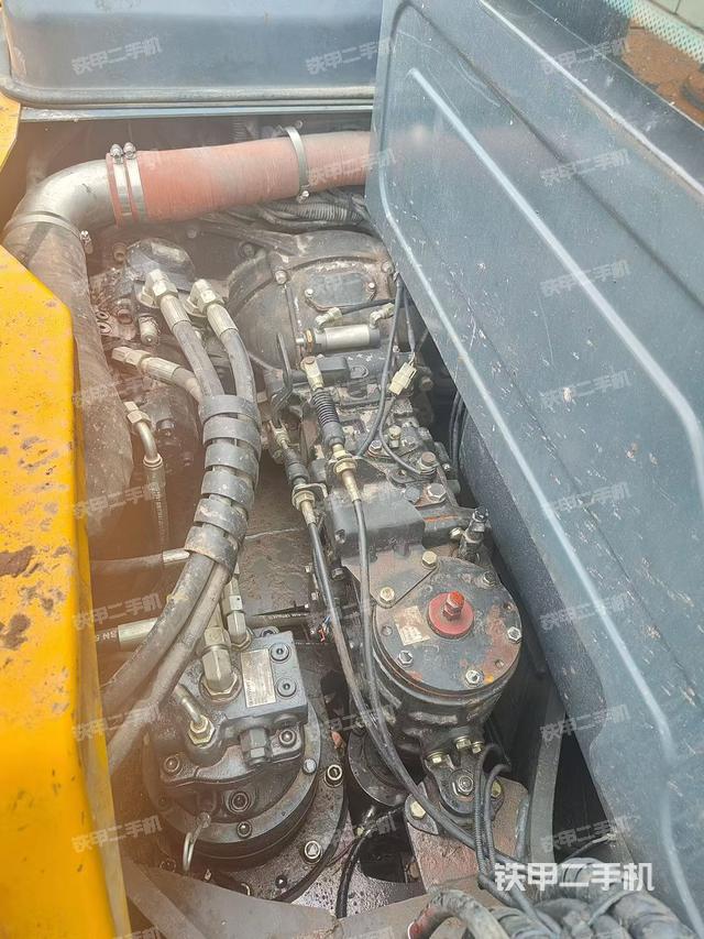 回转马达和主控阀（整机外观）