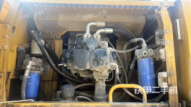 液壓泵艙室正面整體(整機(jī)外觀) 液壓泵艙室正面整體(整機(jī)外觀)