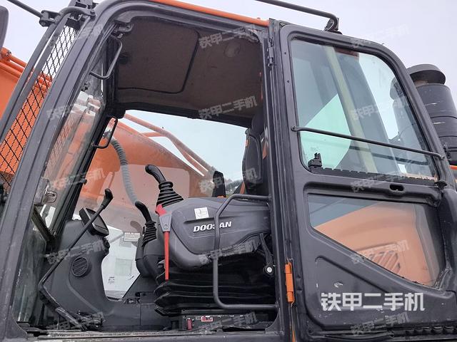 驾驶室整体(整机外观) 驾驶室整体(整机外观)