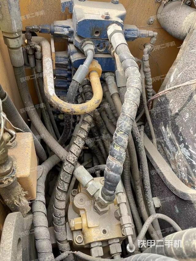 回轉(zhuǎn)馬達(dá)和主控閥（整機(jī)外觀）