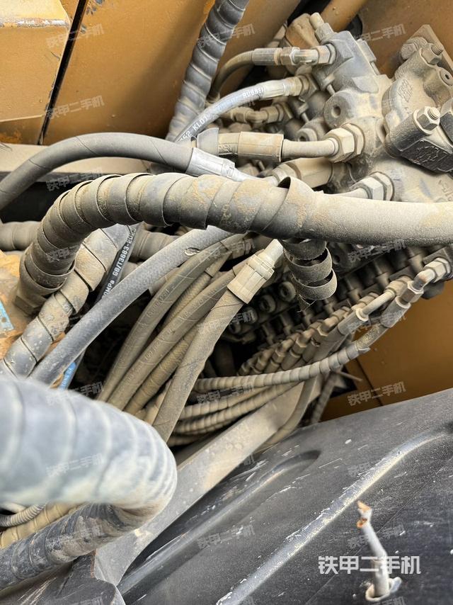 回轉(zhuǎn)馬達(dá)和主控閥（整機(jī)外觀）