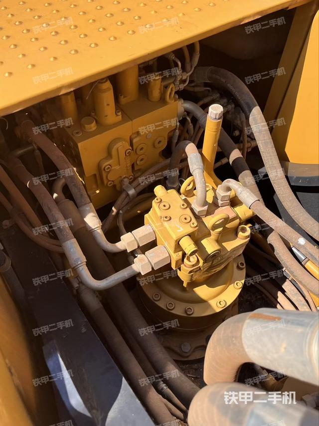 回转马达和主控阀（整机外观）