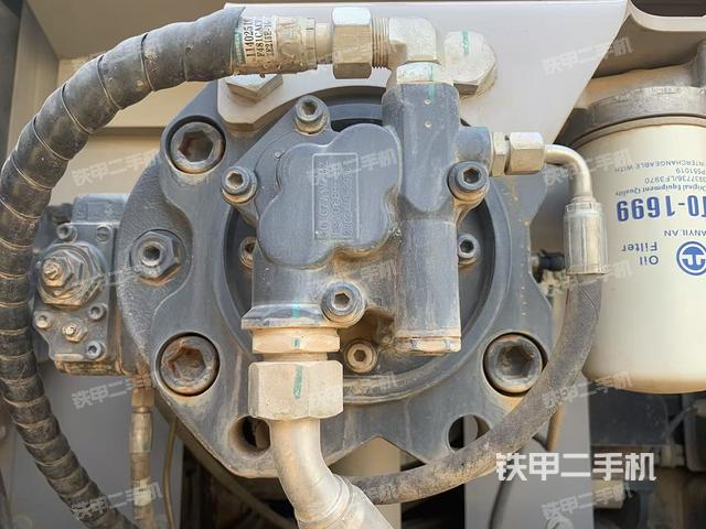 液压泵舱室正面整体（整机外观）