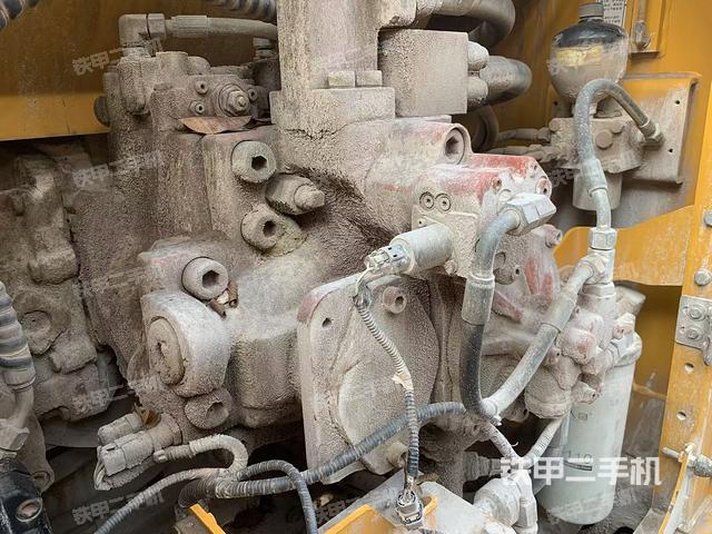 液压泵舱室正面整体（整机外观）