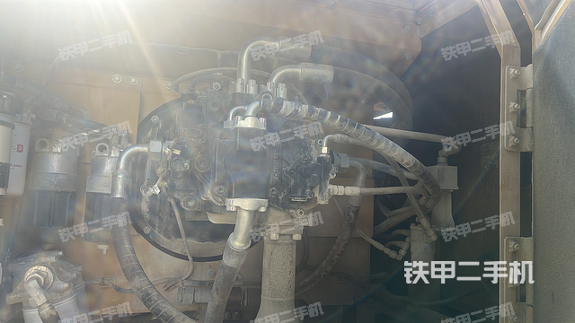 液压泵舱室正面整体(整机外观) 液压泵舱室正面整体(整机外观)