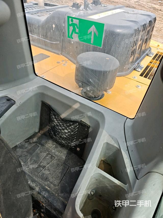 行走控制手柄和踏板 俯拍（驾驶室部分）