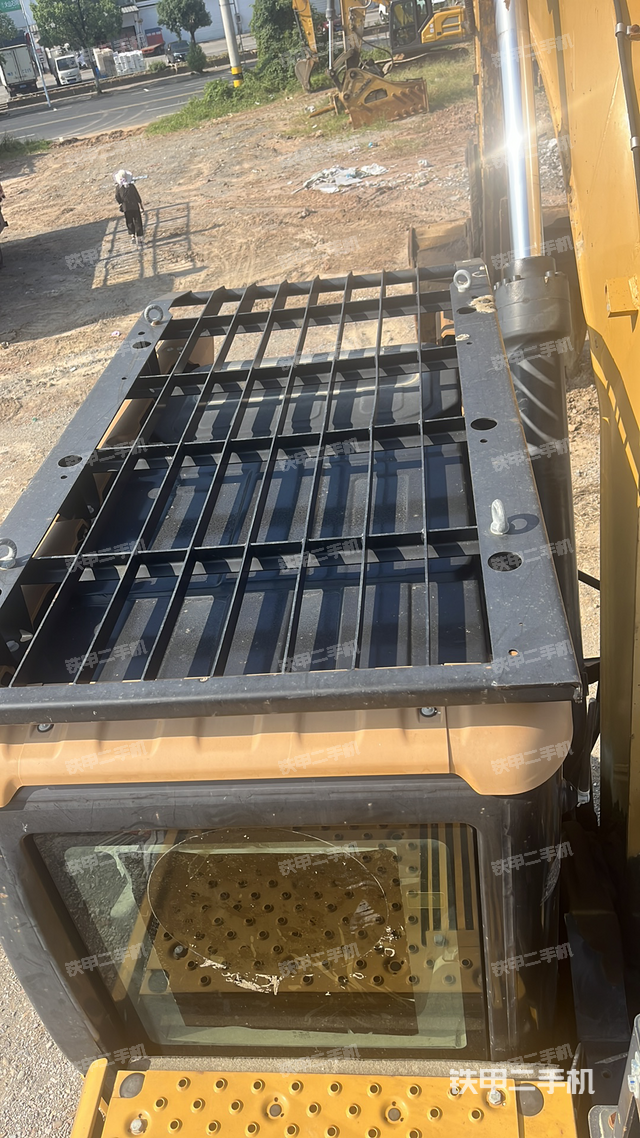 驾驶室顶部(整机外观) 驾驶室顶部(整机外观)