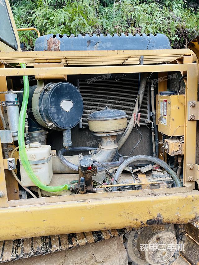 液压泵舱室正面整体（整机外观）