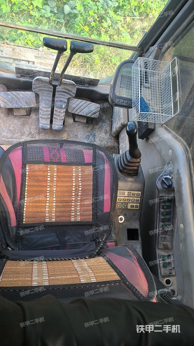 驾驶室顶部（整机外观）