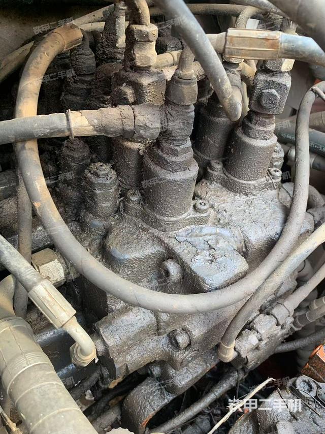 回转马达和主控阀（整机外观）