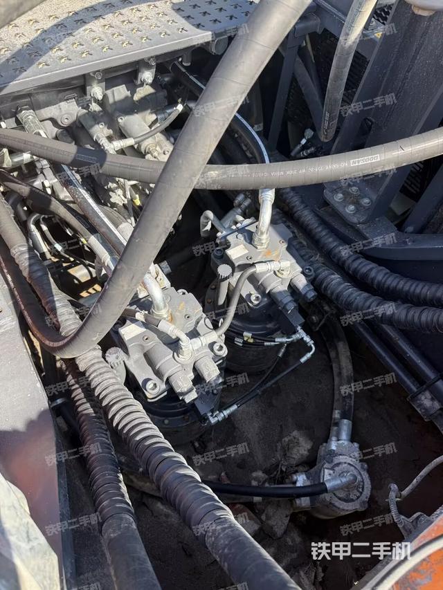 回轉(zhuǎn)馬達(dá)和主控閥（整機(jī)外觀）