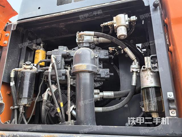 液压泵舱室正面整体(整机外观) 液压泵舱室正面整体(整机外观)