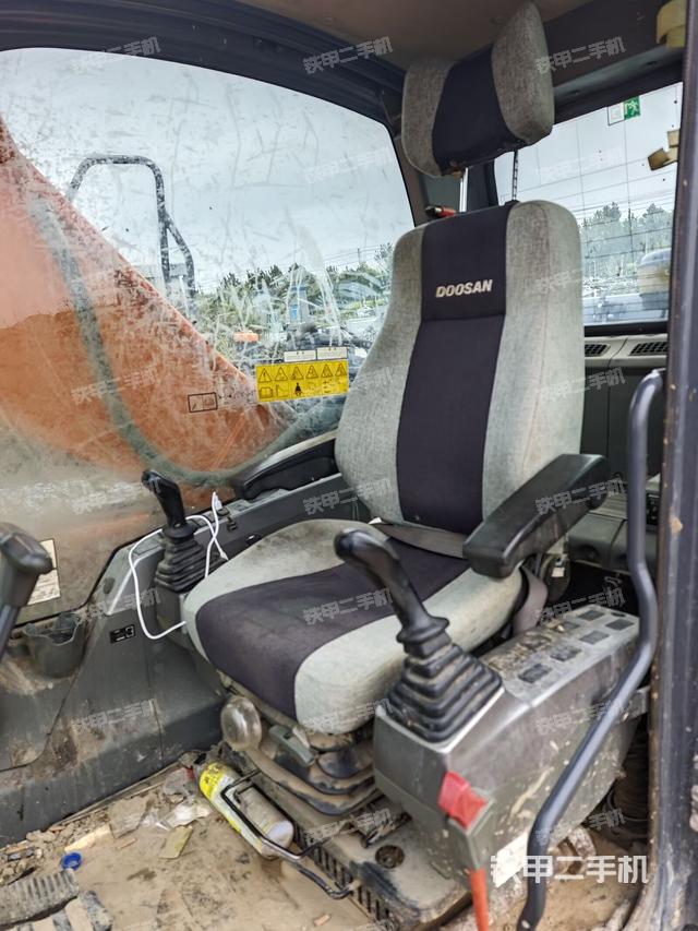 左后方玻璃角標(biāo)（駕駛室部分）