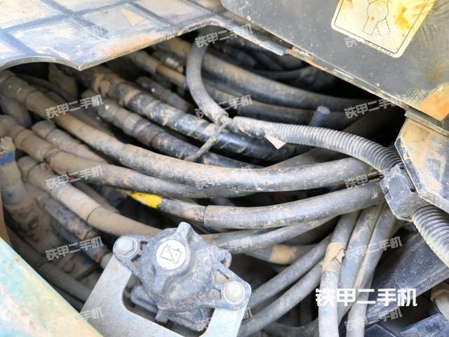 回转马达和主控阀（整机外观）