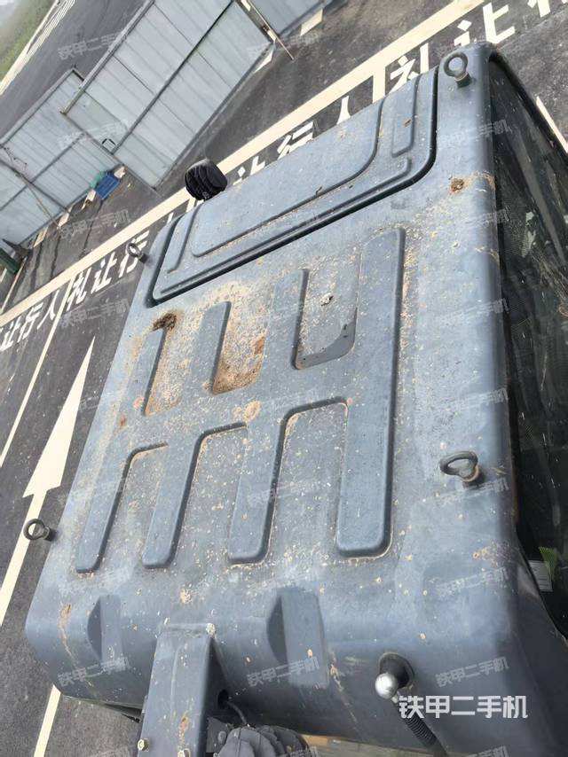 駕駛室頂部(整機(jī)外觀) 駕駛室頂部(整機(jī)外觀)