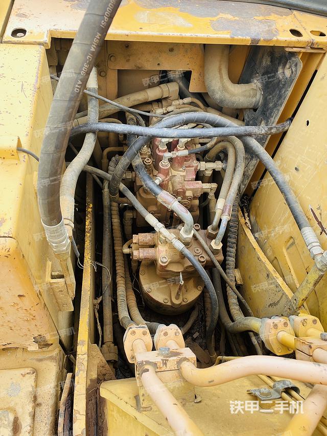 回转马达和主控阀（整机外观）