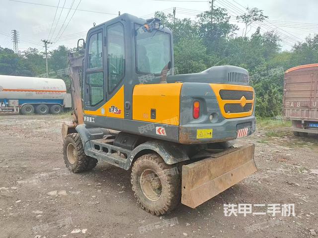 液压泵舱室正面整体（整机外观）