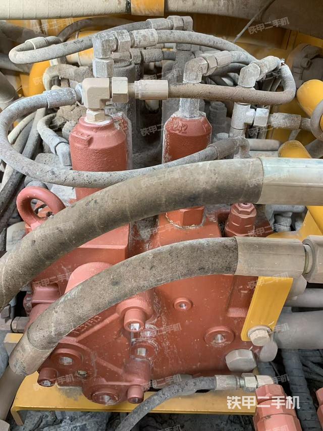 回转马达和主控阀（整机外观）