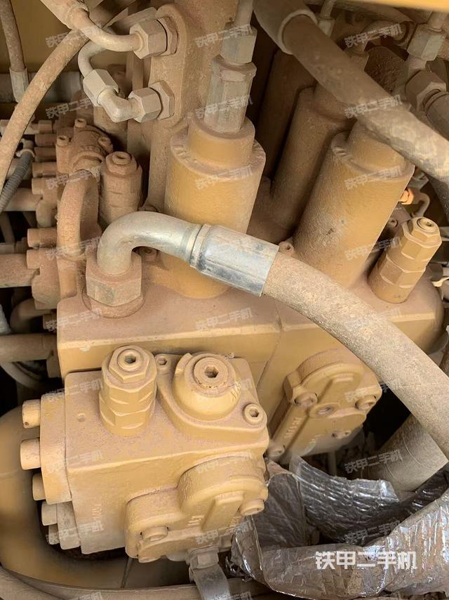 回转马达和主控阀（整机外观）