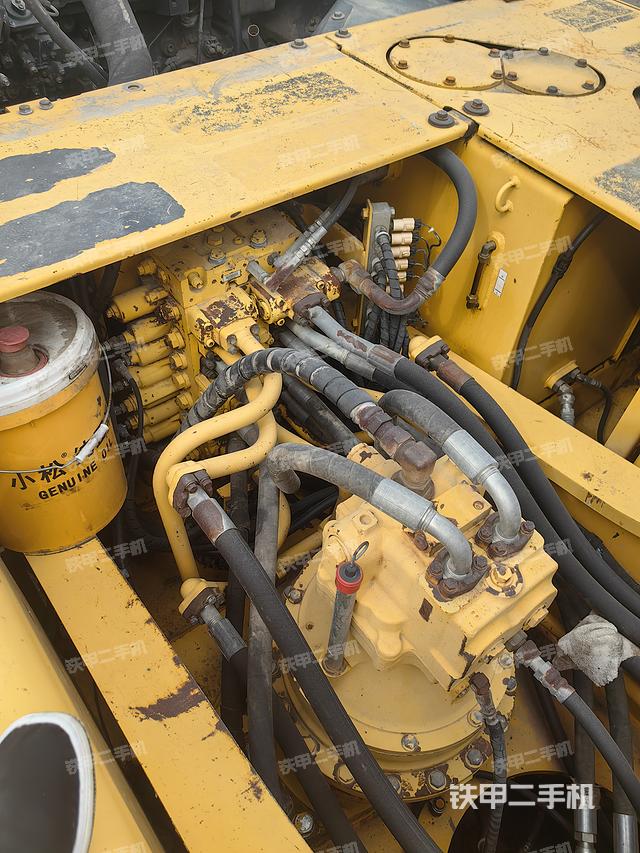 液压泵舱室正面整体（整机外观）