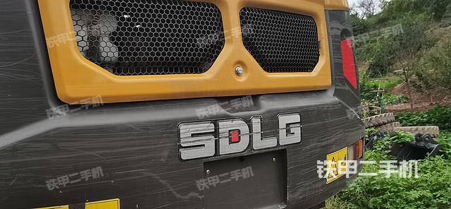 液压泵舱室正面整体（整机外观）