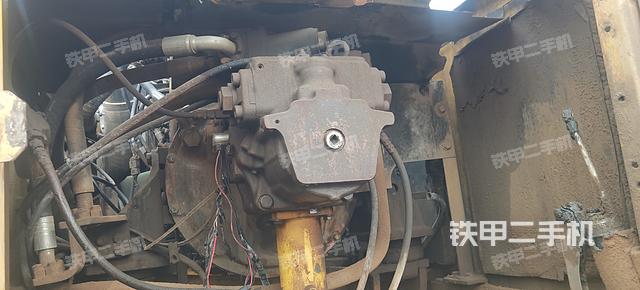 液压泵舱室正面整体（整机外观）