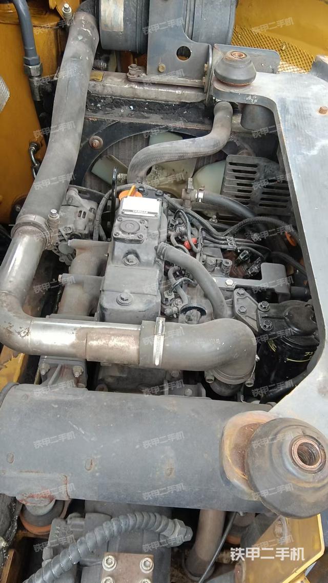 液压泵舱室正面整体（整机外观）