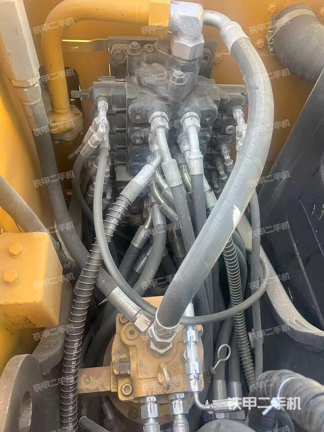 回转马达和主控阀（整机外观）