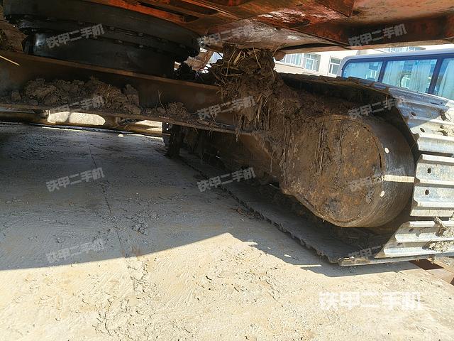 回转马达和主控阀(整机外观) 回转马达和主控阀(整机外观)